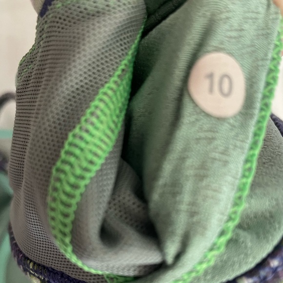 💚Lululemon Free to Be Bra - Wild - size 10 - flower multi gator green - Picture 6 of 9